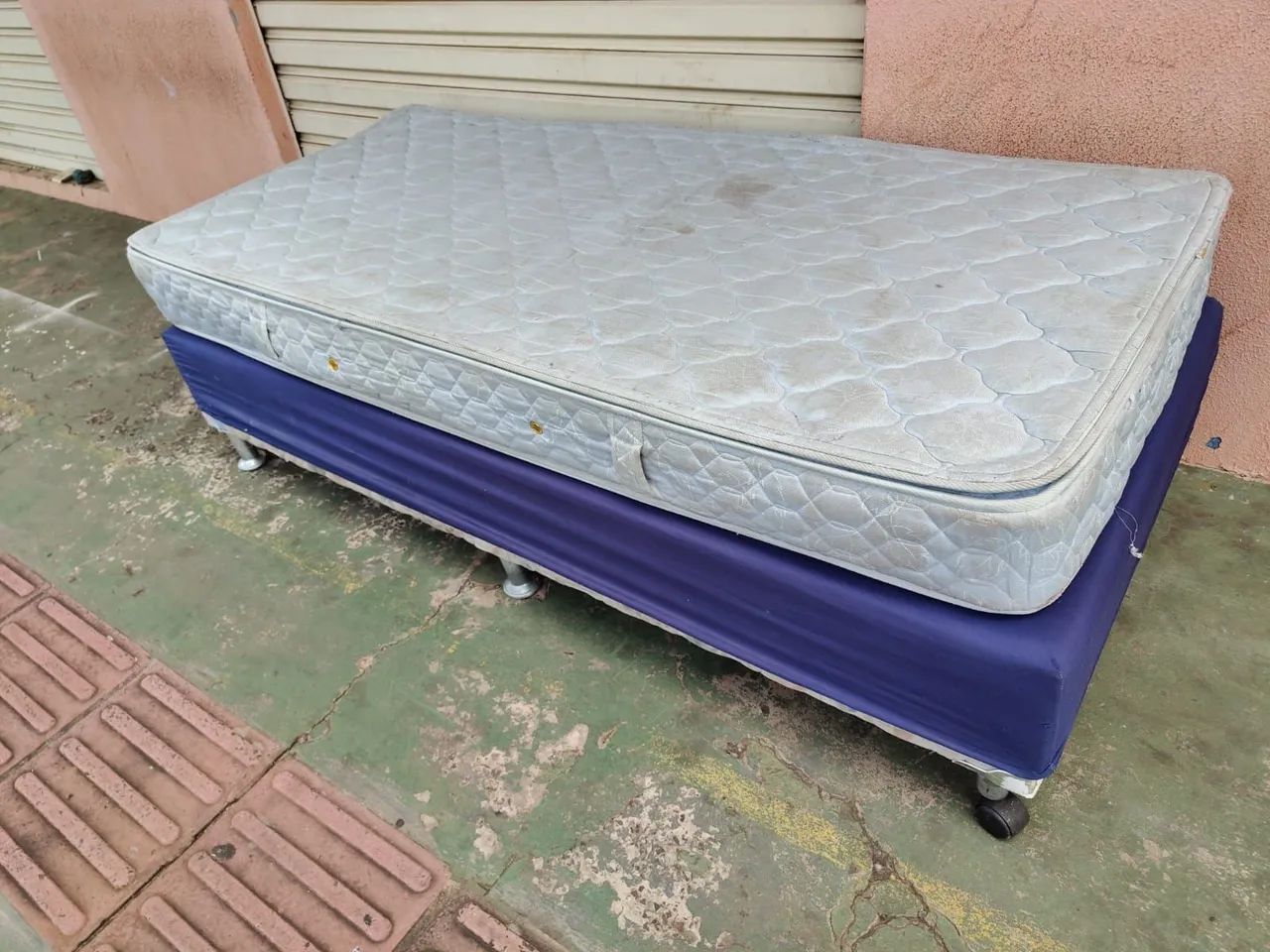 Cama box solteiro com colchão de molas usada ((ENTREGO GRATIS)) - Foto 3