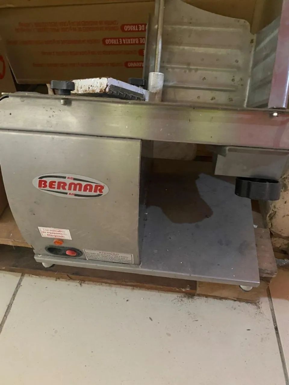 Vendo balcão expositor e fatiadeira de frios - Foto 3