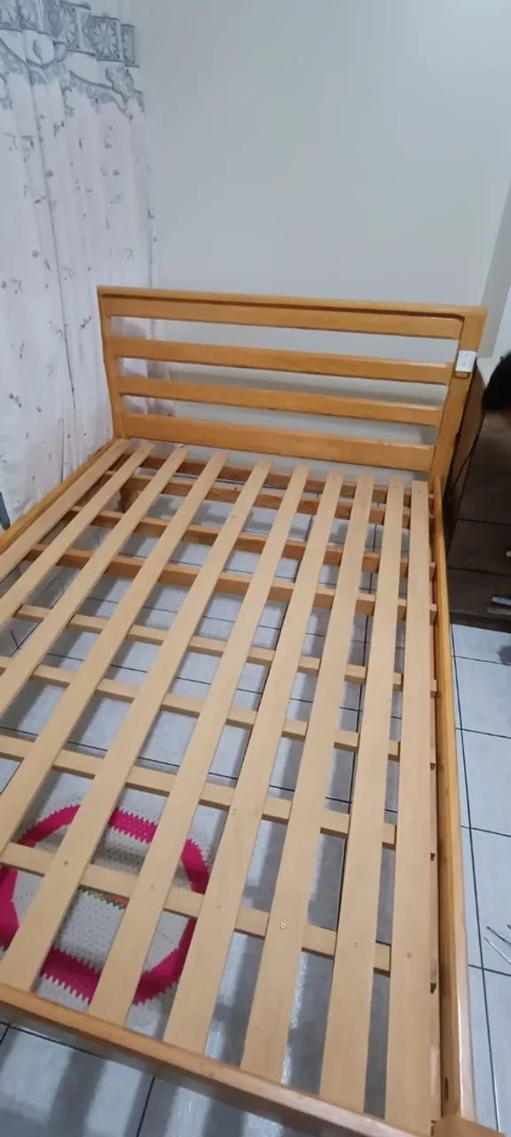 Cama casal padrão com colchão em ótimo estado e com capa protetora. 