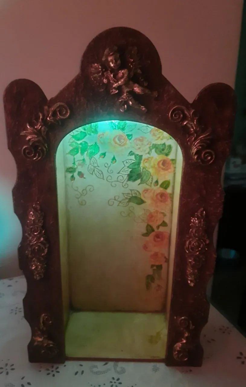 Oratório vintage em madeira com detalhes à ouro 49cm x 28cm inspirado em antiguidade - Foto 2