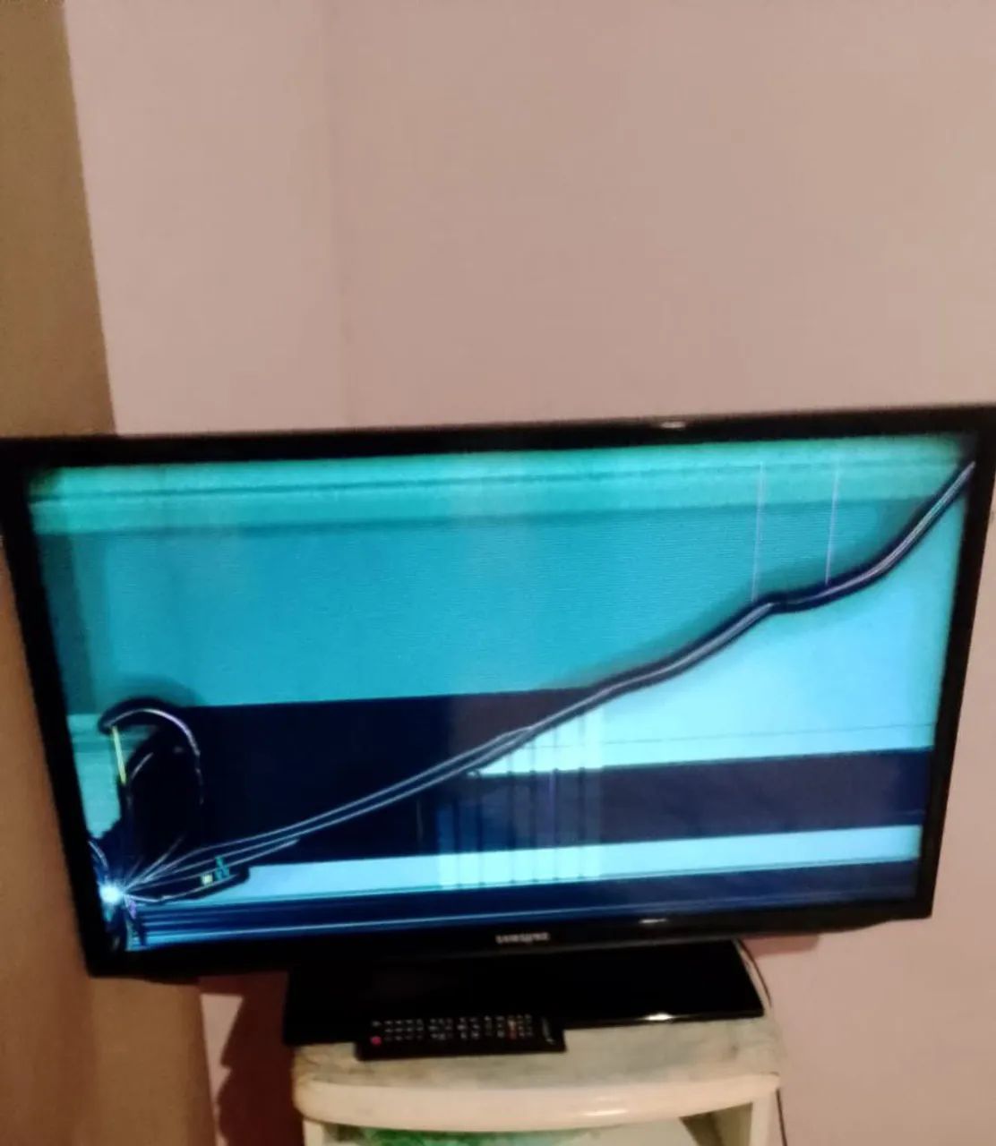 Vendo tv 32 polegadas para tirar peças.