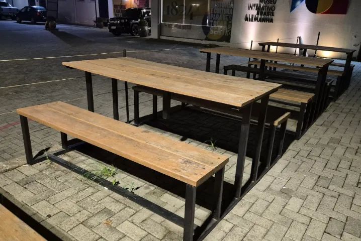 Conjunto de Refeição Estilo Industrial (Mesa + 2 Bancos)