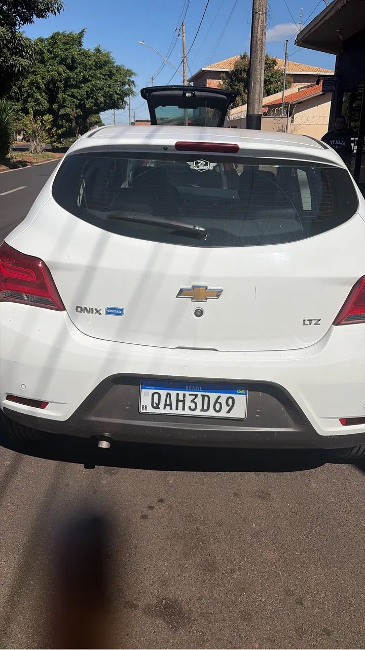 Chevrolet Onix Hatch LTZ 1.4 8V Flex Aut. 4P 2018 - Foto 3