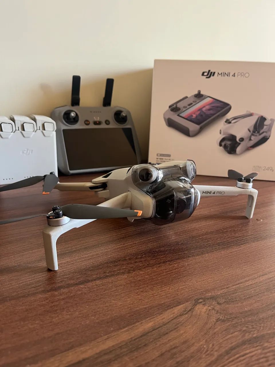 DJI MINI 4 PRO FLY MORE COMBO - CONTROLE COM TELA - IMPECÁVEL