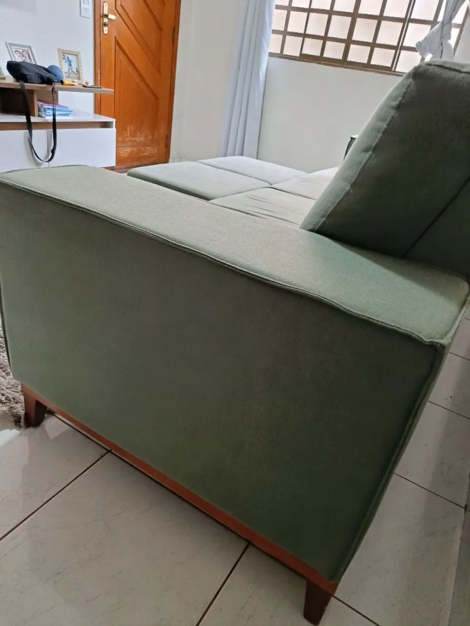 Sofá de linho luxuoso, 2,50 m , pés de madeira maciça, com dois puffs! - Foto 2
