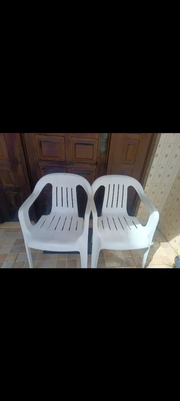 Cadeira de plástico branca