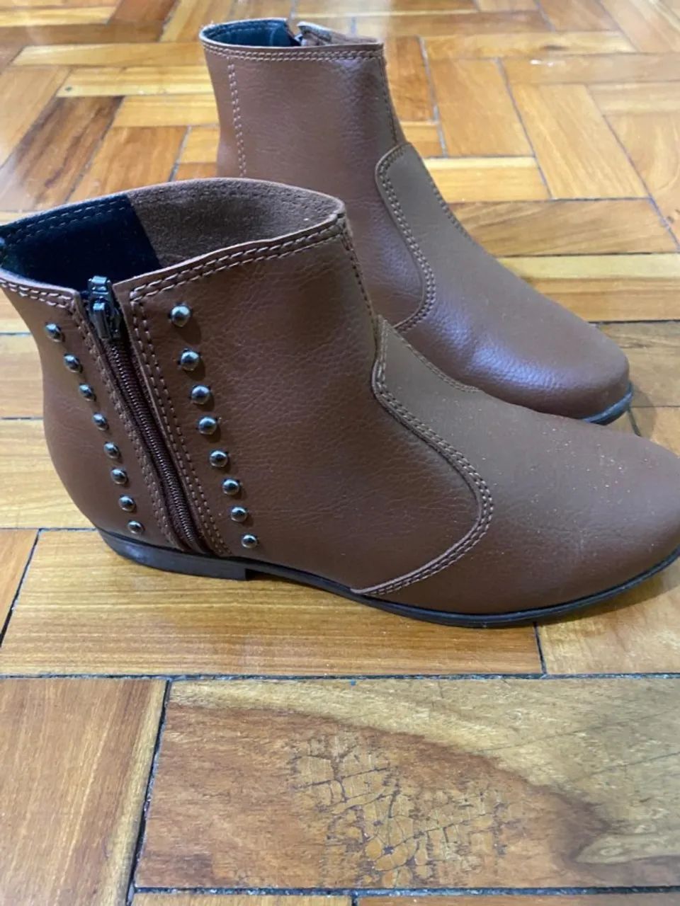 bota marrom com detalhes