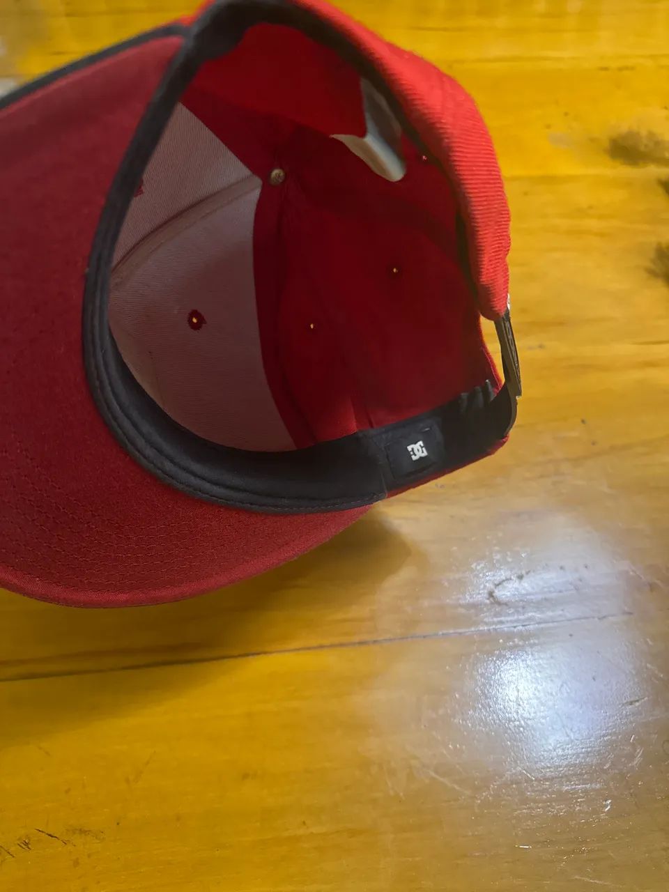 Boné DC Shoes Original Aba Reta Snapback Vermelho e Preto - Foto 4