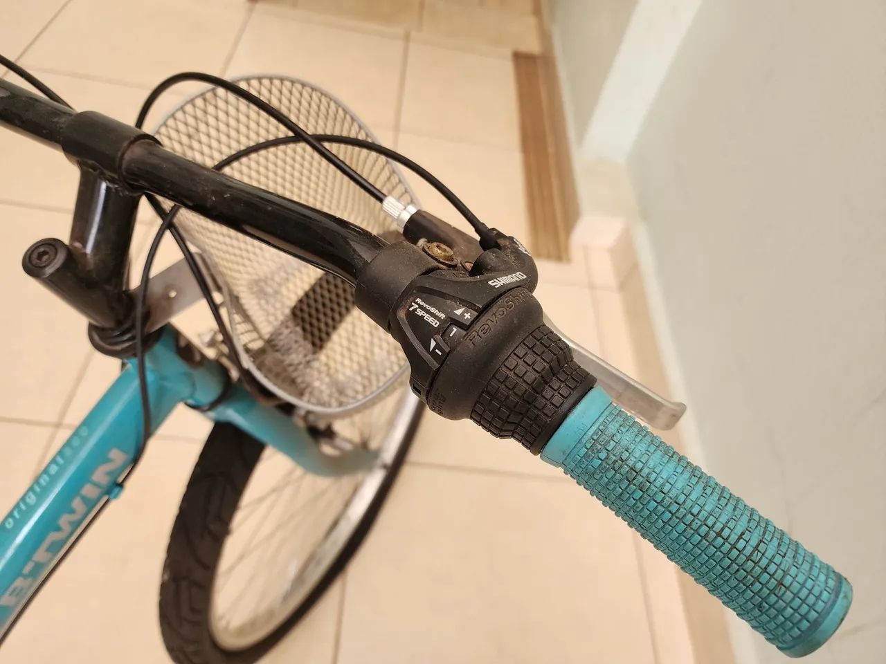 Bicicleta BTWIN Original 300 Zero Uso Shimano 7v Com Cesta e Rodinhas - Foto 4