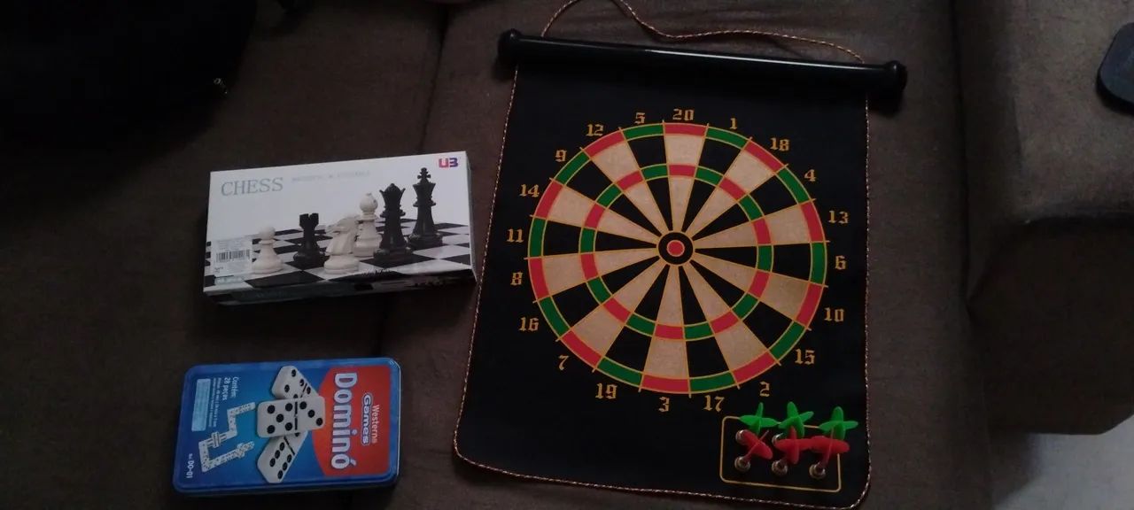 Vendo dardo e jogos de tabuleiro.