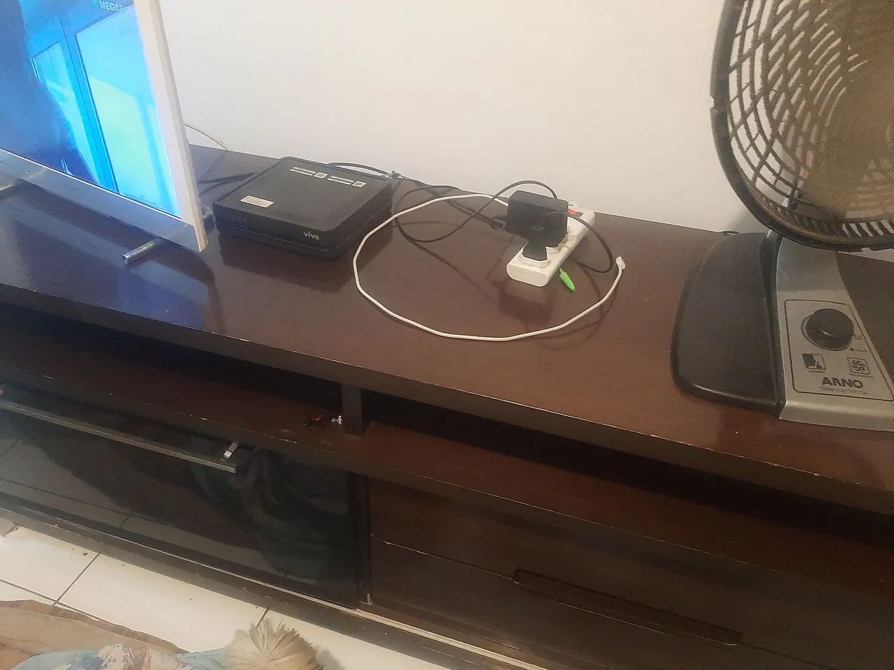 Vendo um rack de madeira escura ,em bom estado tem duas gavetas e 1 porta por R$ 400,00 te