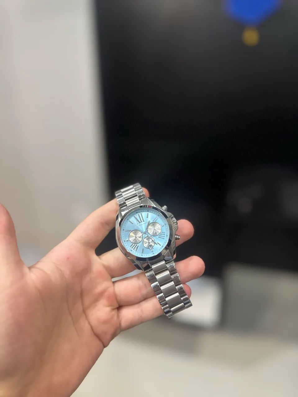 Relógio Michael kors prata com o fundo azul  - Foto 2