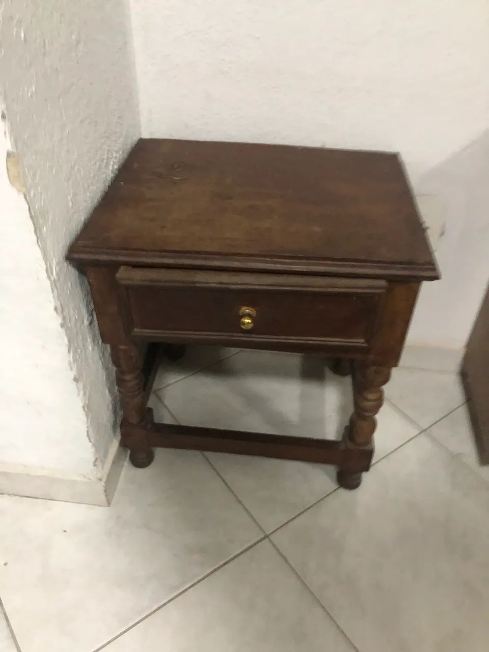 Mesa de cabeceira antiga madeira maçica