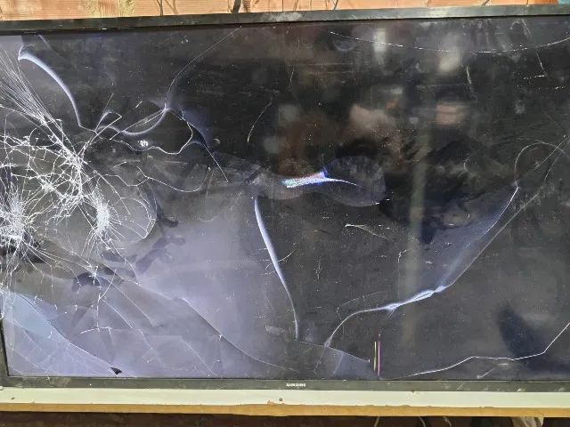 TV SAMSUNG UN43T5300AG com tela quebrada