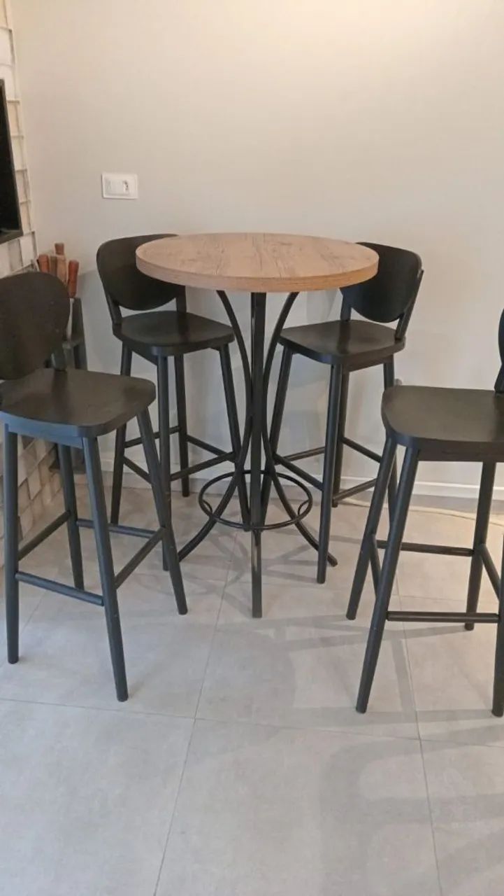 Bistrô com 4 banquetas