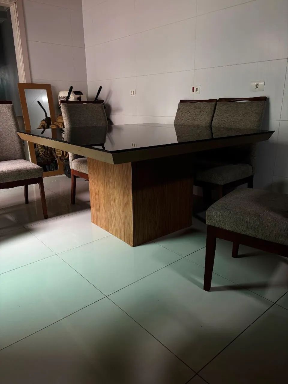 Mesa com tampo de vidro e 6 cadeiras  - Foto 5