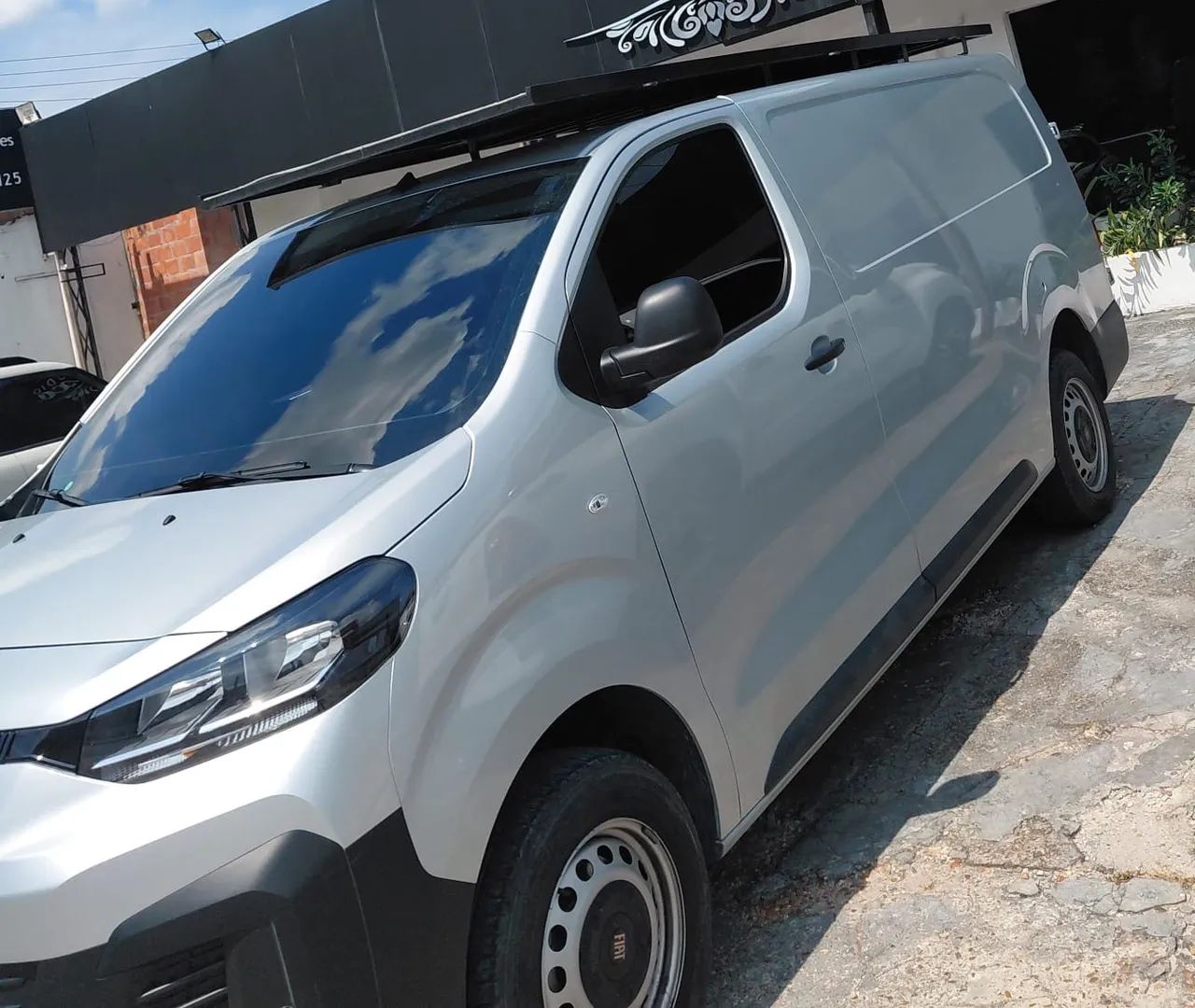 Van disponível para diária para empresa!
