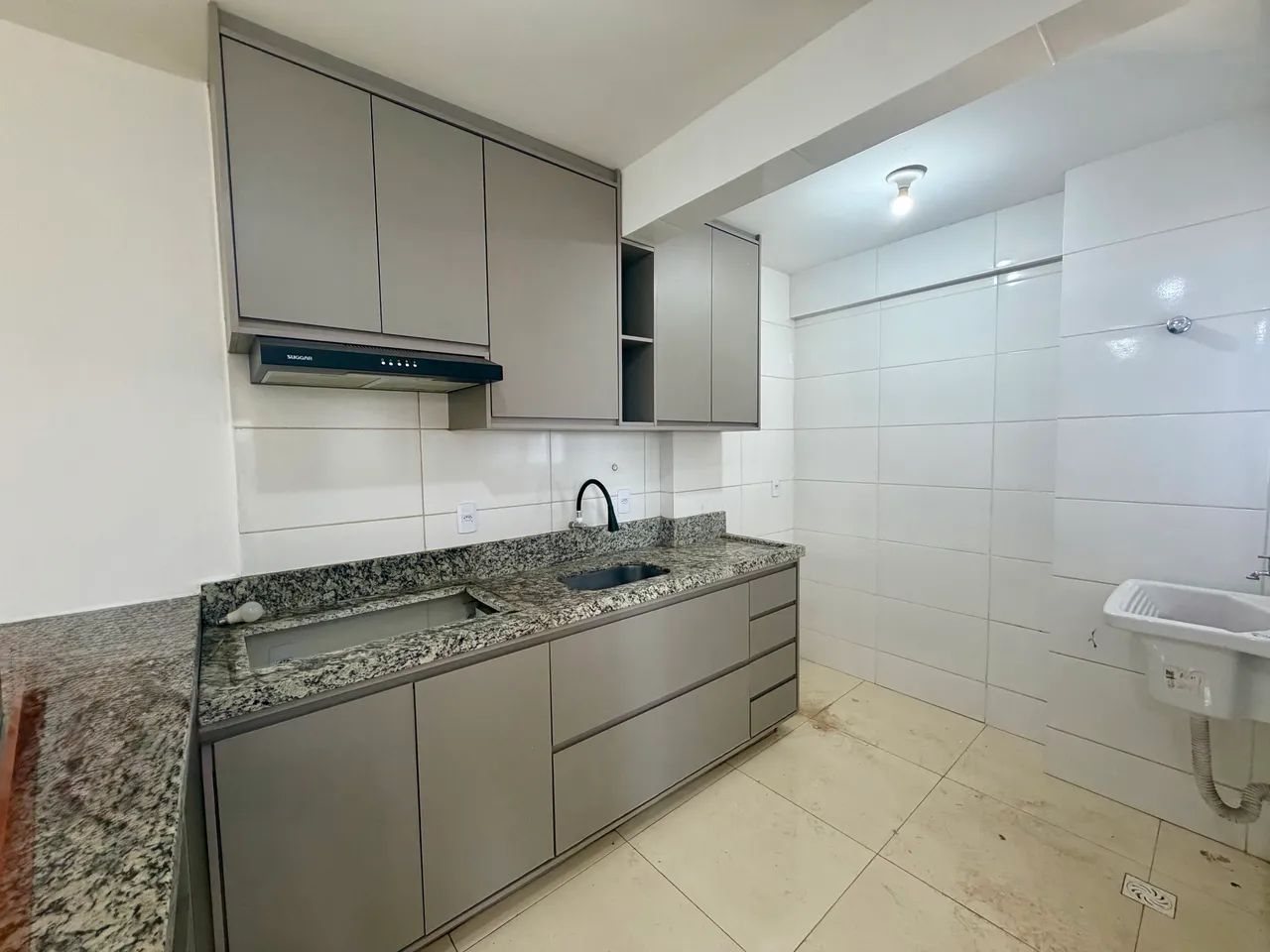 Alugo apartamento de 2 quartos, suite e varanda 