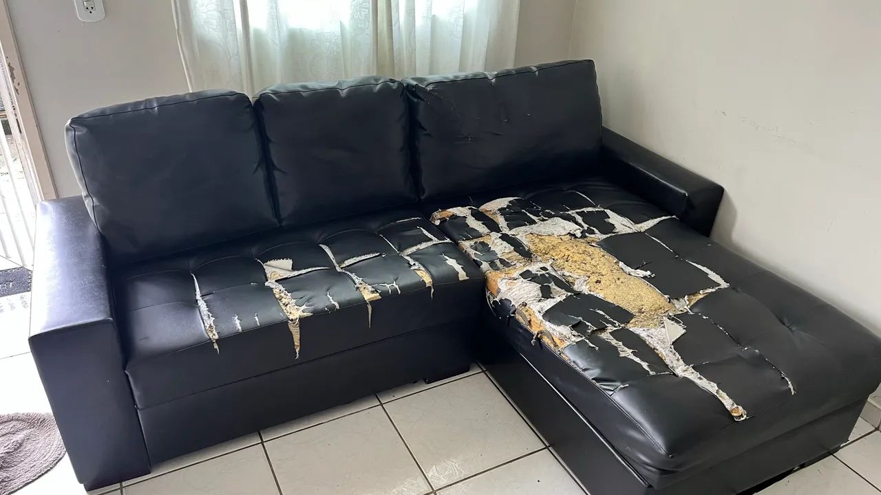 Vendo Sofá de couro com chaise - Excelente estrutura - Foto 2