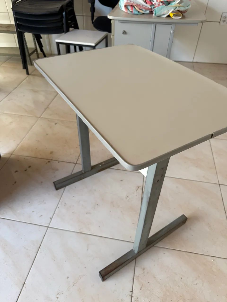 Mesa tipo escrivaninha para escritório