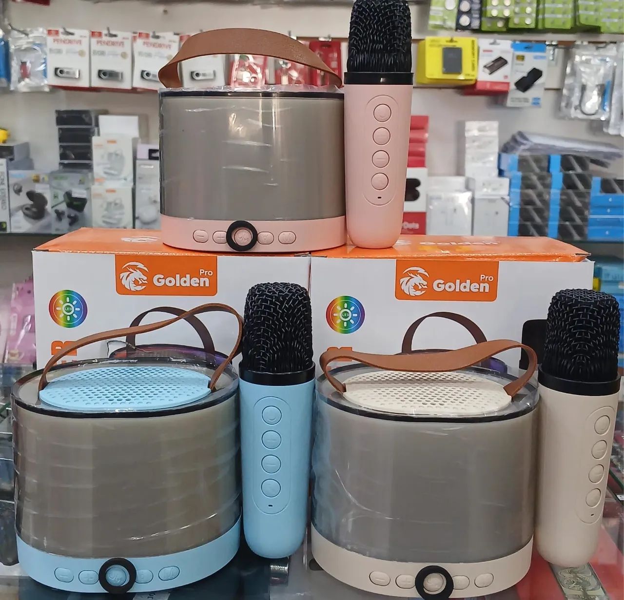 Caixa de som com microfone karaokê