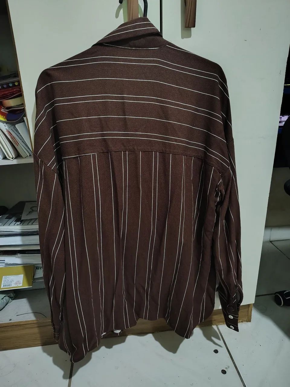 Camisa manga longa listrada (marrom claro) - Foto 2