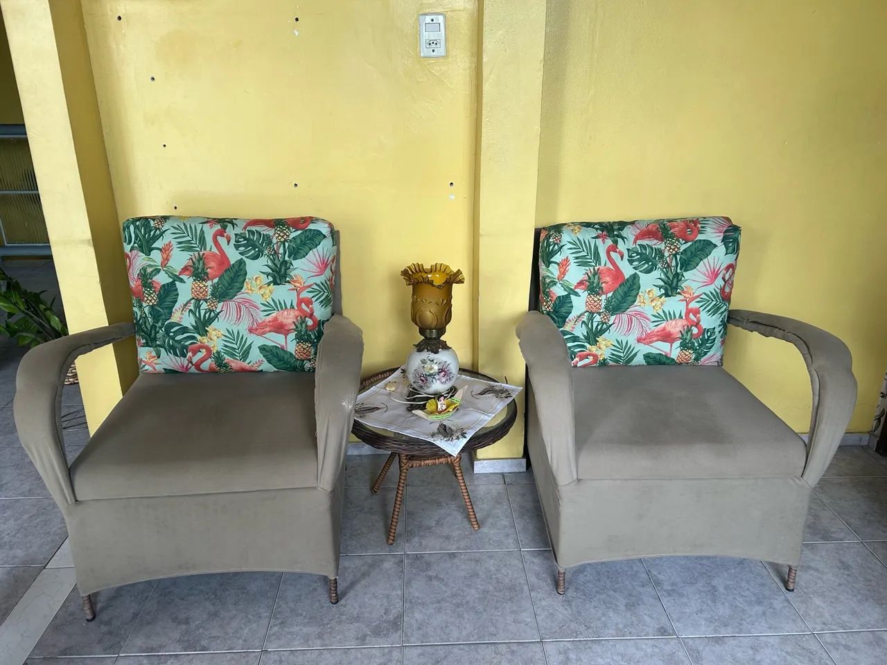 Cadeiras de sala com mesa de centro 