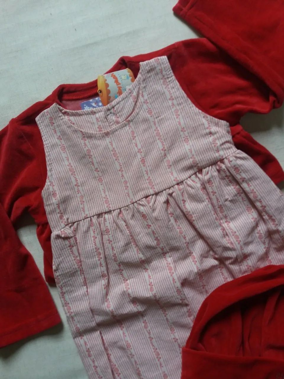 CONJ INFANTIL COM VESTIDO, CASAQUINHO DE VELUDO E GORRO - TAM 3 ANOS - NOVO COM ETIQUETA! - Foto 4