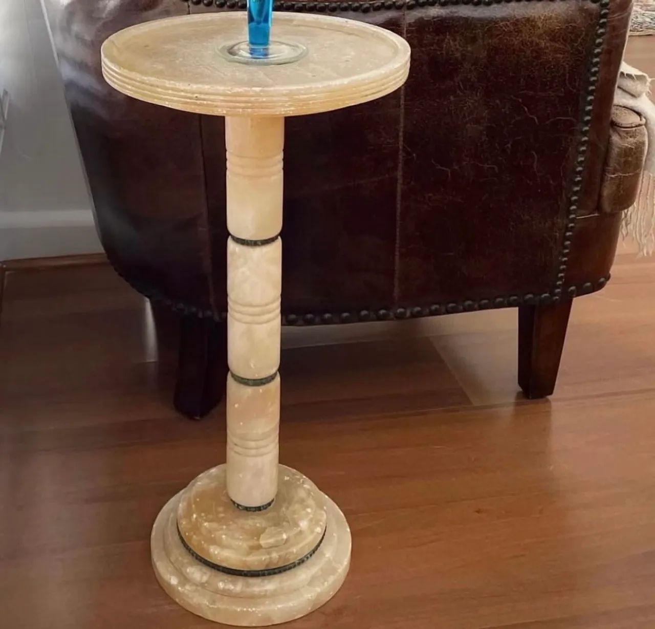 Mesa de apoio lateral/ coluna alabastro