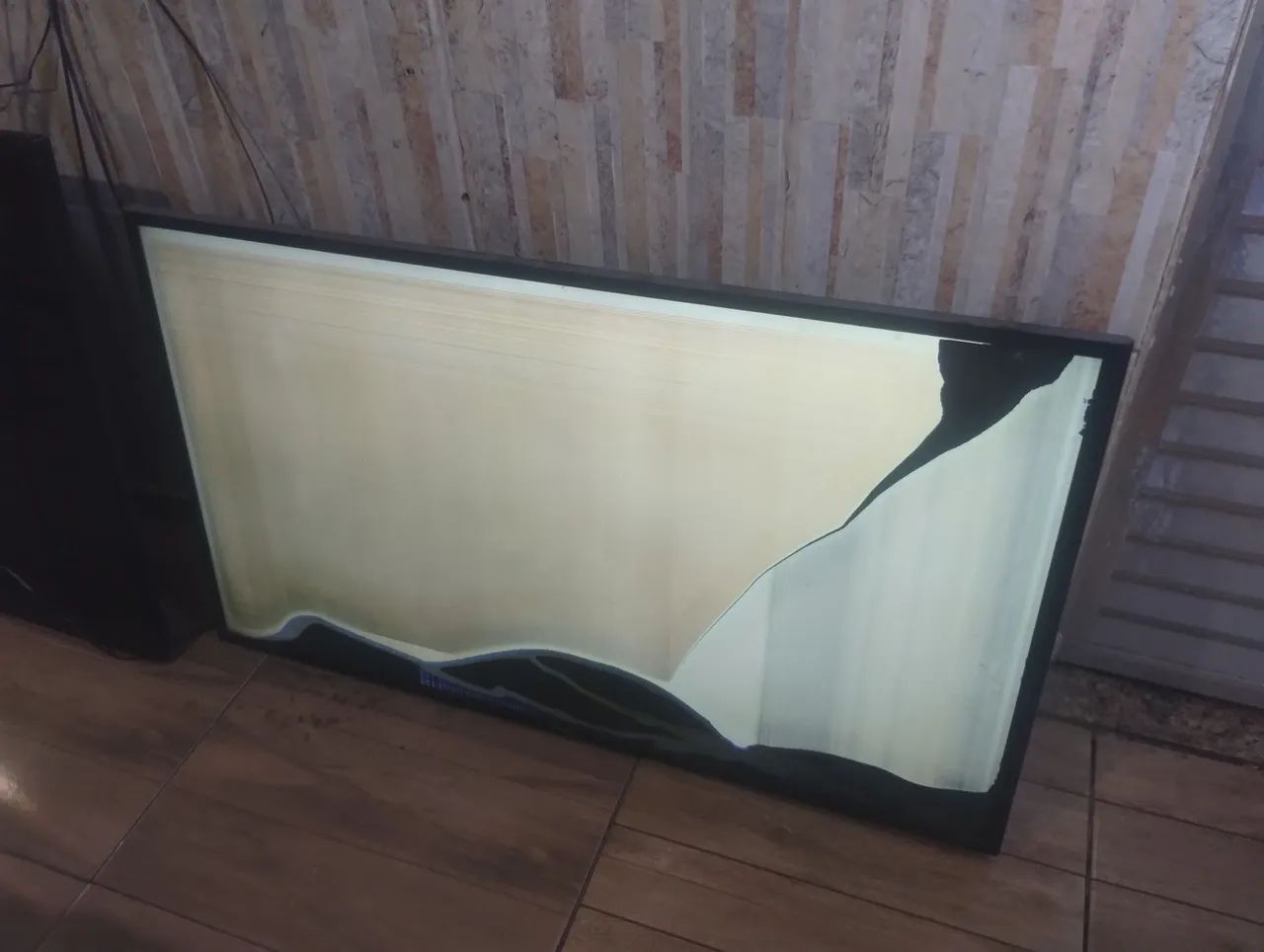 Troco e aceito propostas, 2 tvs uma com essas linhas pretas e uma trincada ambas Samsung! - Foto 4