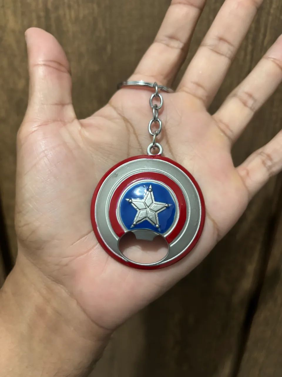 Chaveiro e Abridor de Garrafas Escudo Capitão América - Foto 2