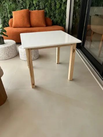 Mesa Retangular Mdf Pé Palito Decorativa Sem Cadeiras (Usado)
