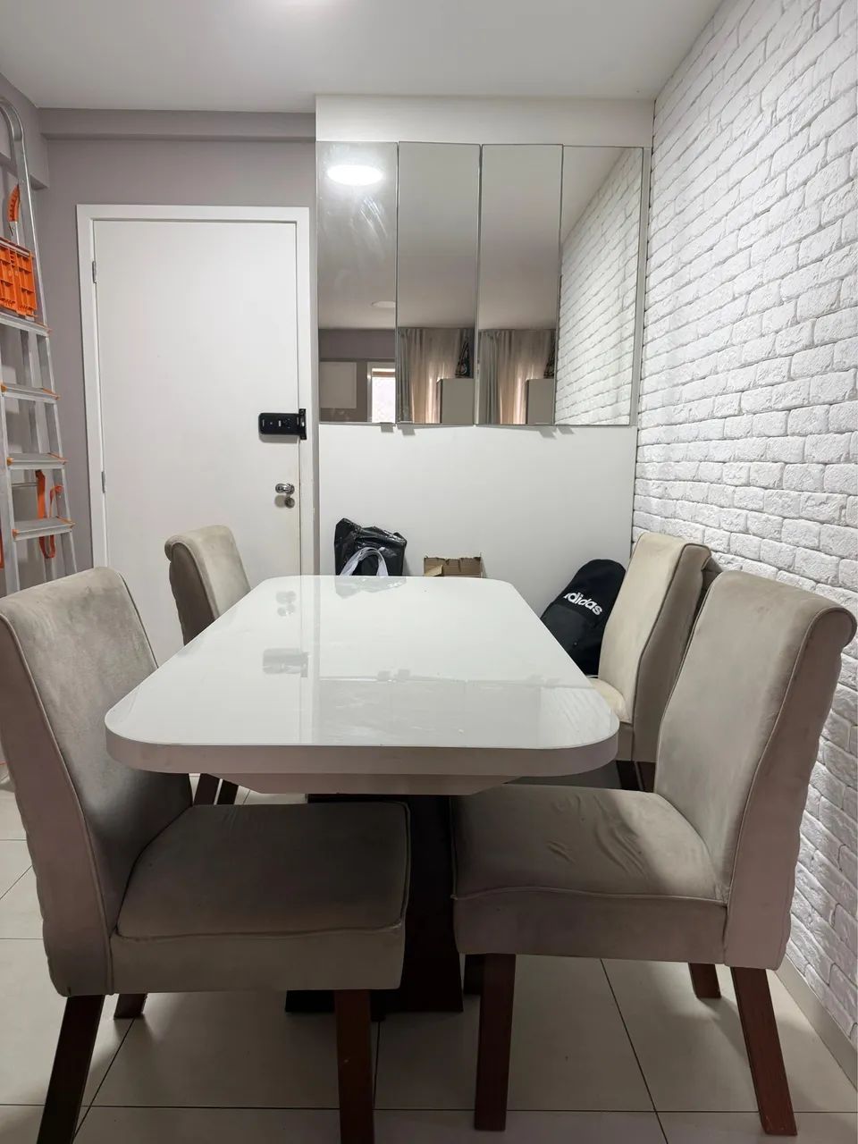 VENDO MESA JANTAR COM 5 CADEIRAS
