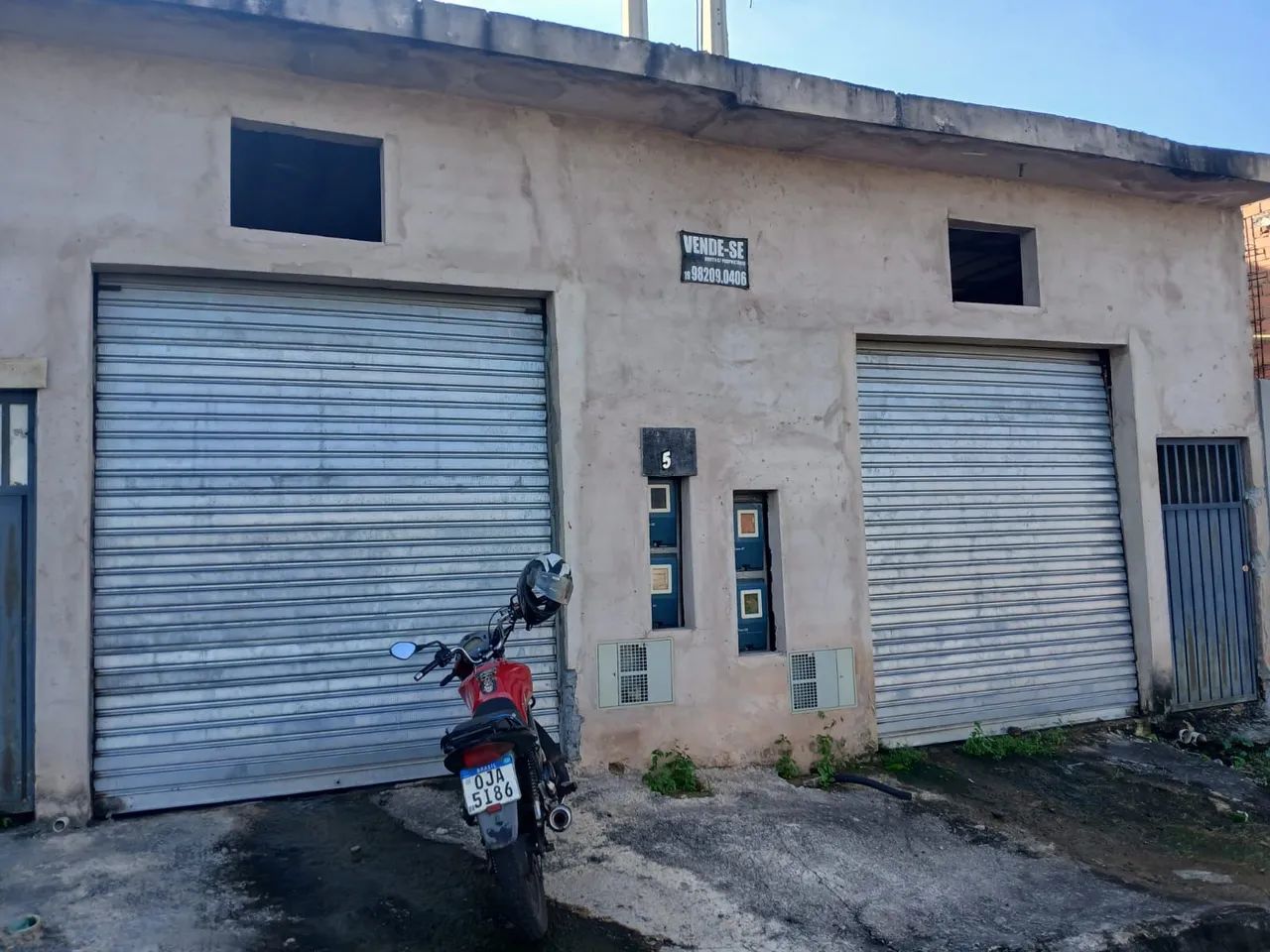 Salão comércial preparado para construir em cima