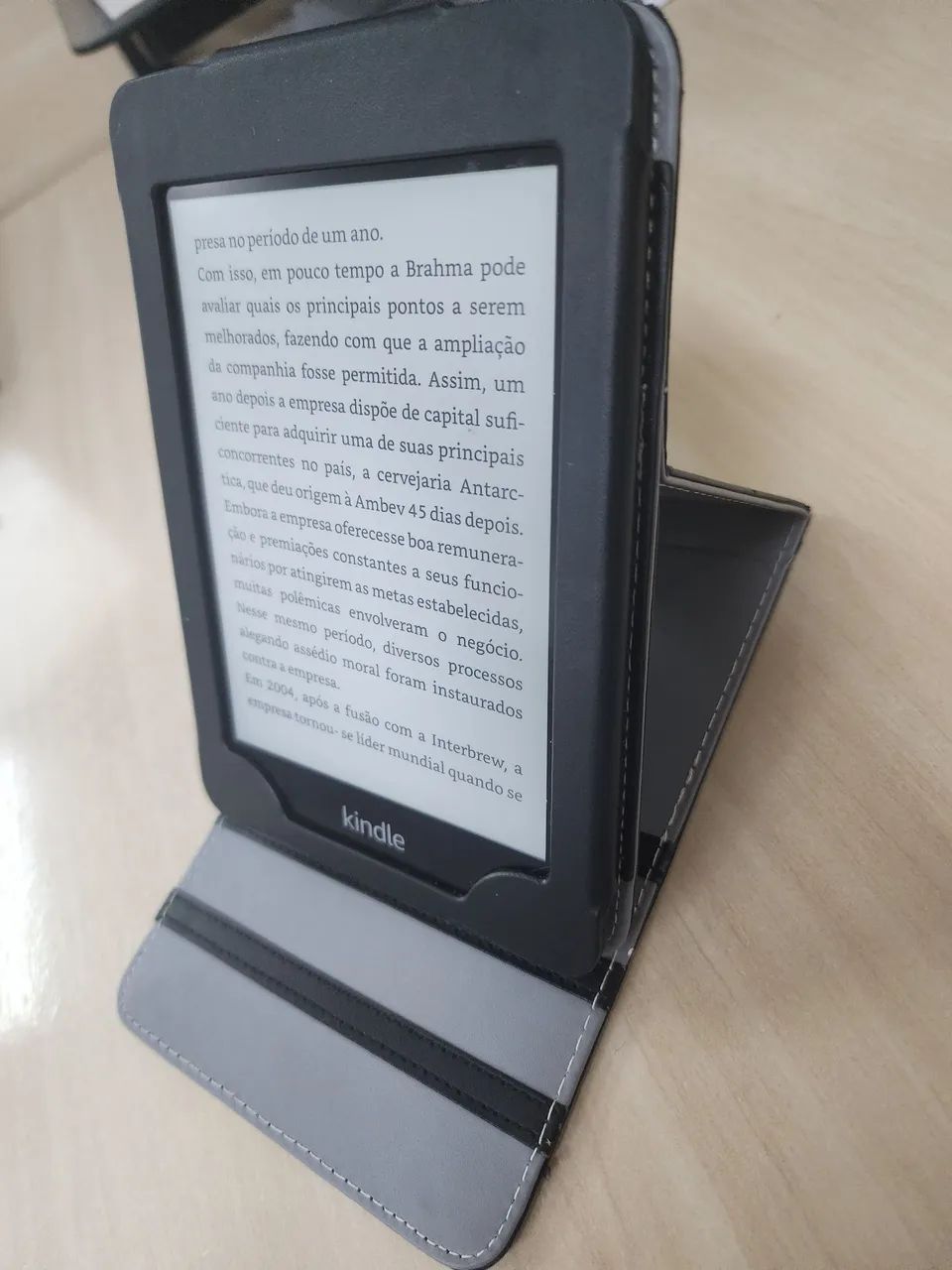 Kindle Paperwhite 8GB com capa premium WB com auto hibernação