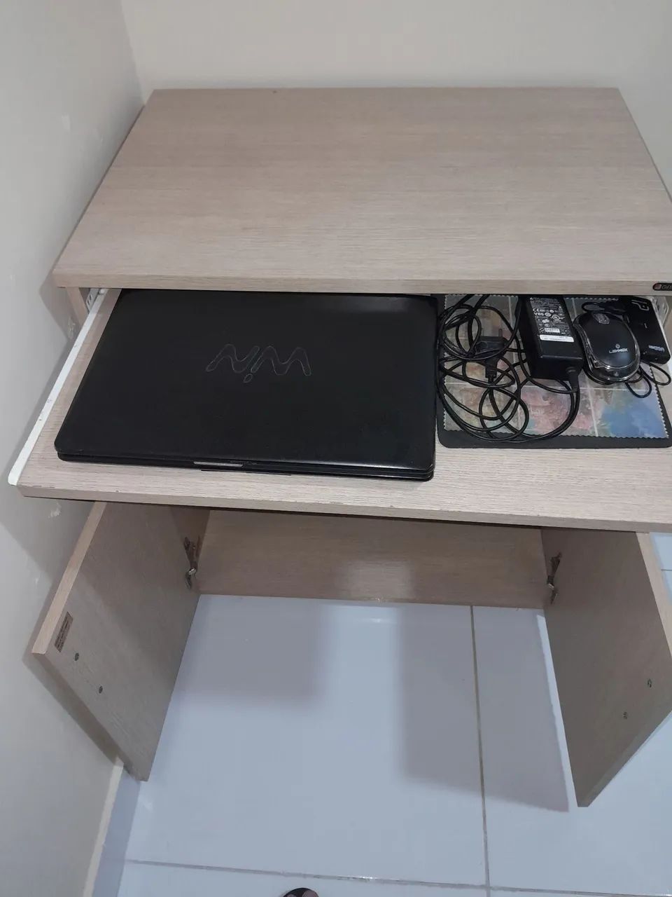 Escrivaninha com gaveta e suporte embutido para teclado, duas prateleira. - Foto 2