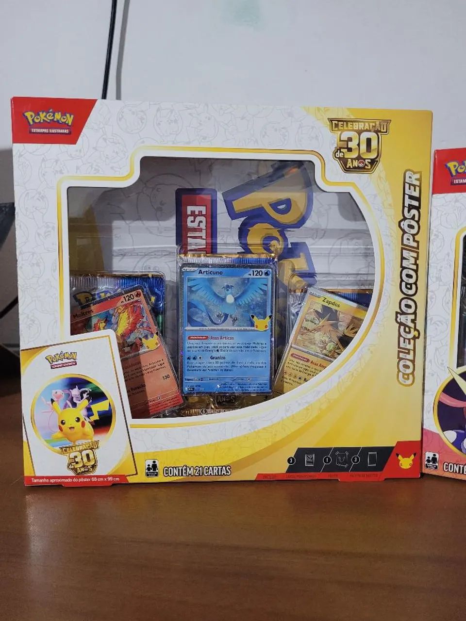 Box com pôster coleção 30 anos pokemon TCG lacrado