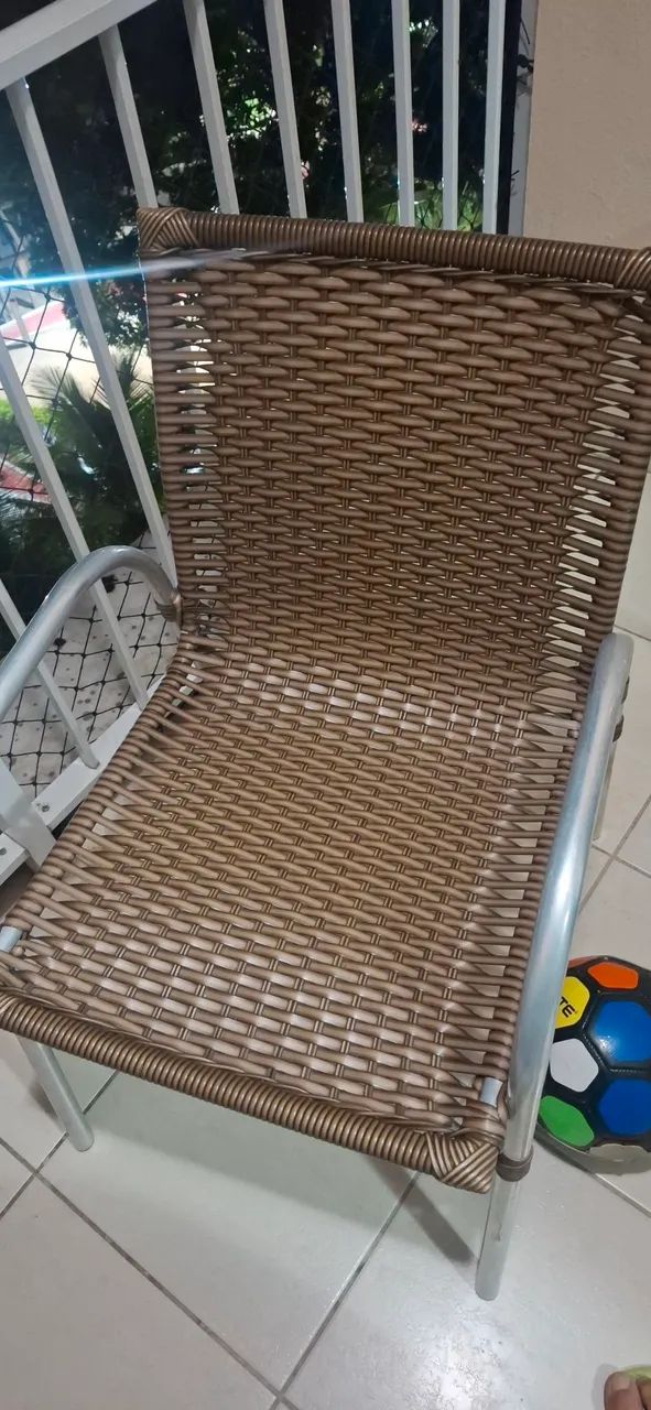 Jogo 4 cadeiras e uma mesa de varanda - Foto 2