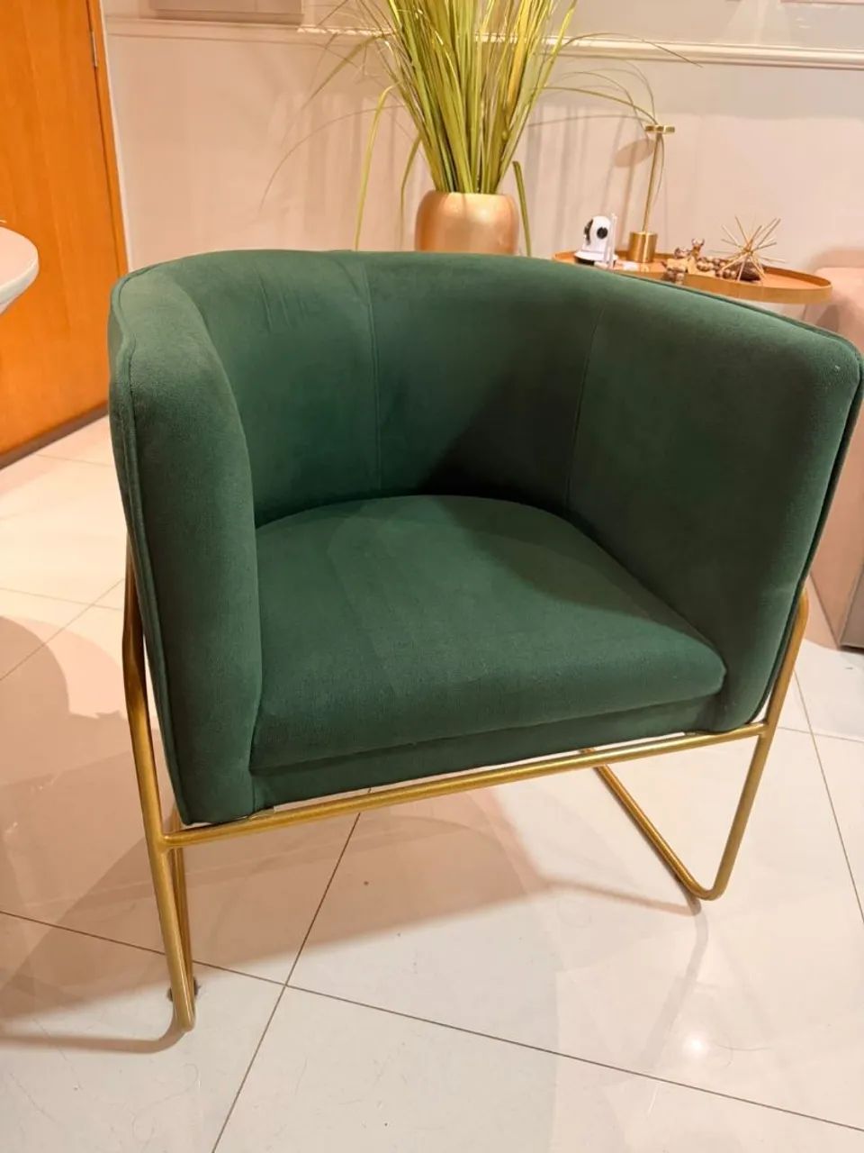 4 Poltronas + Mesa redonda 120cm em Laca com vidro e base em madeira - Foto 2