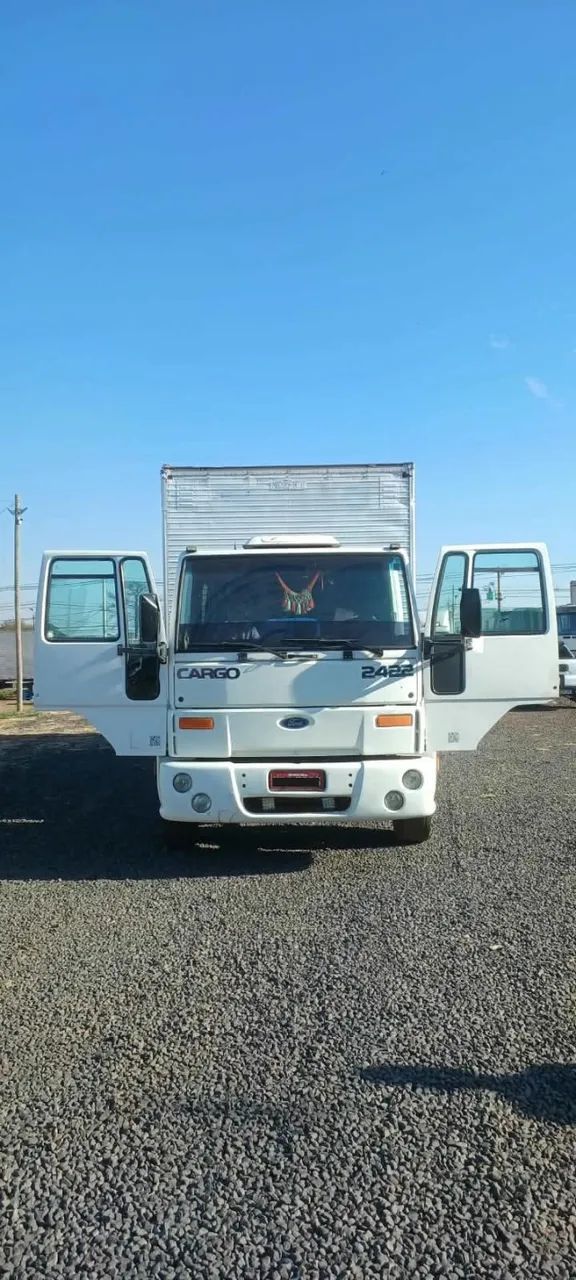 Ford Cargo 2422T  6/2 - Ano/Mod. 2005