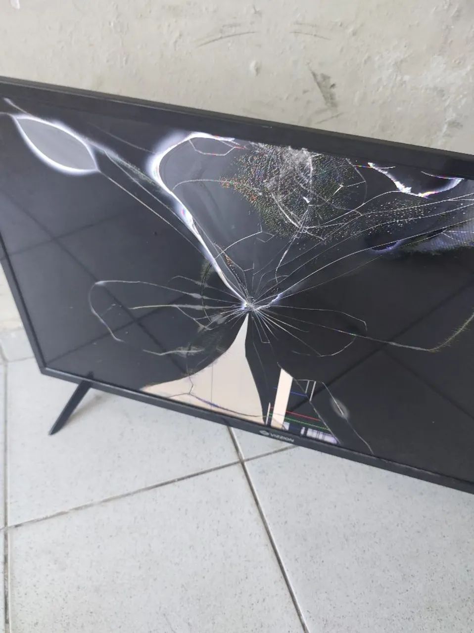 TV COM A TELA QUEBRADA MAS COM A PLACA FUNCIONANDO PERFEITAMENTE 
