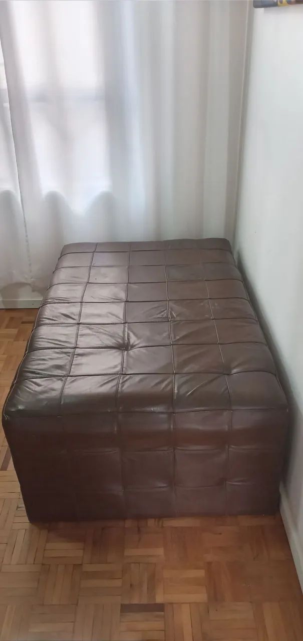 PUFF MARROM EM COURO LEGÍTIMO!...
