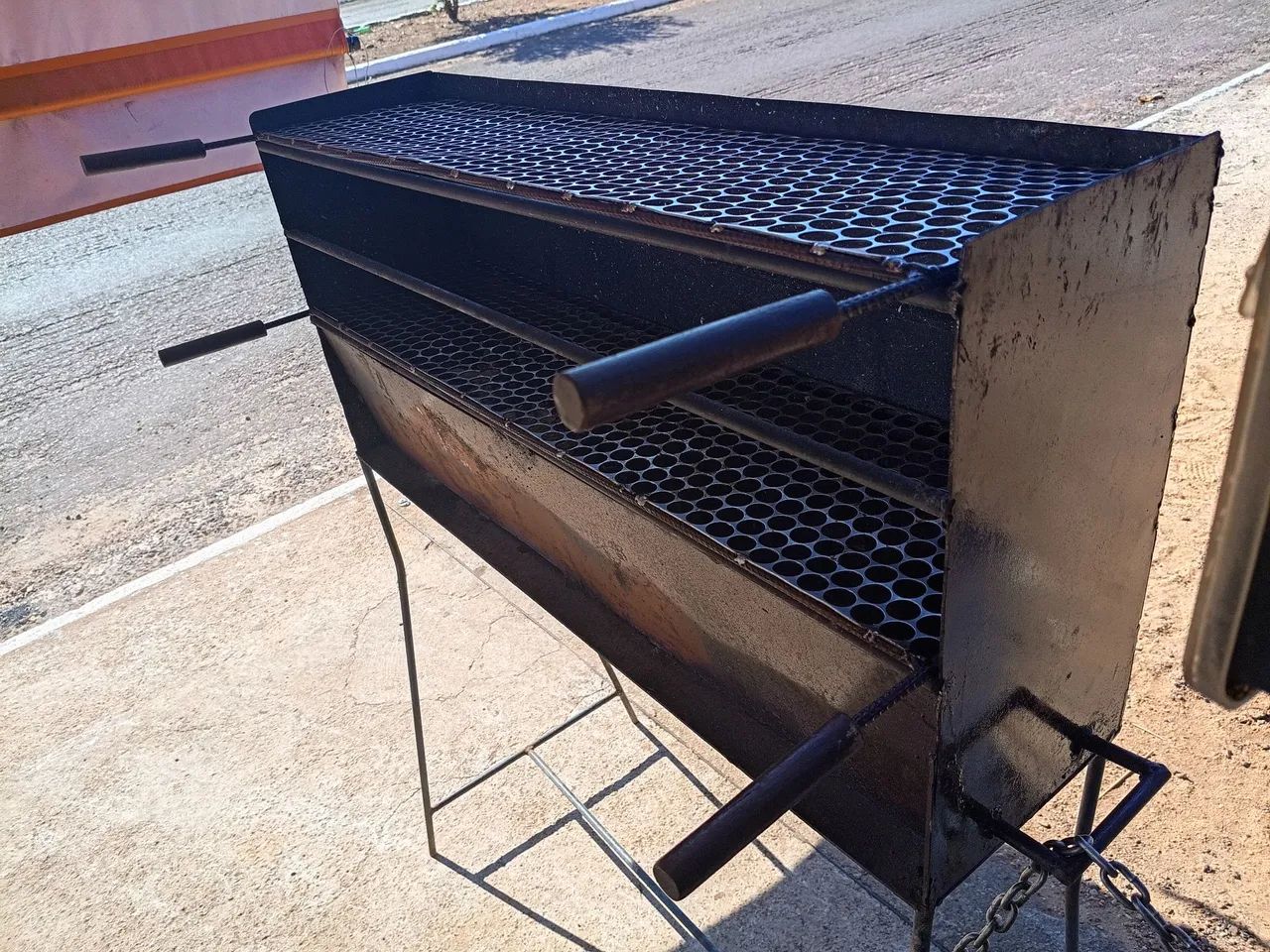 Churrasqueira para espetinho com duas grelha de inox 
