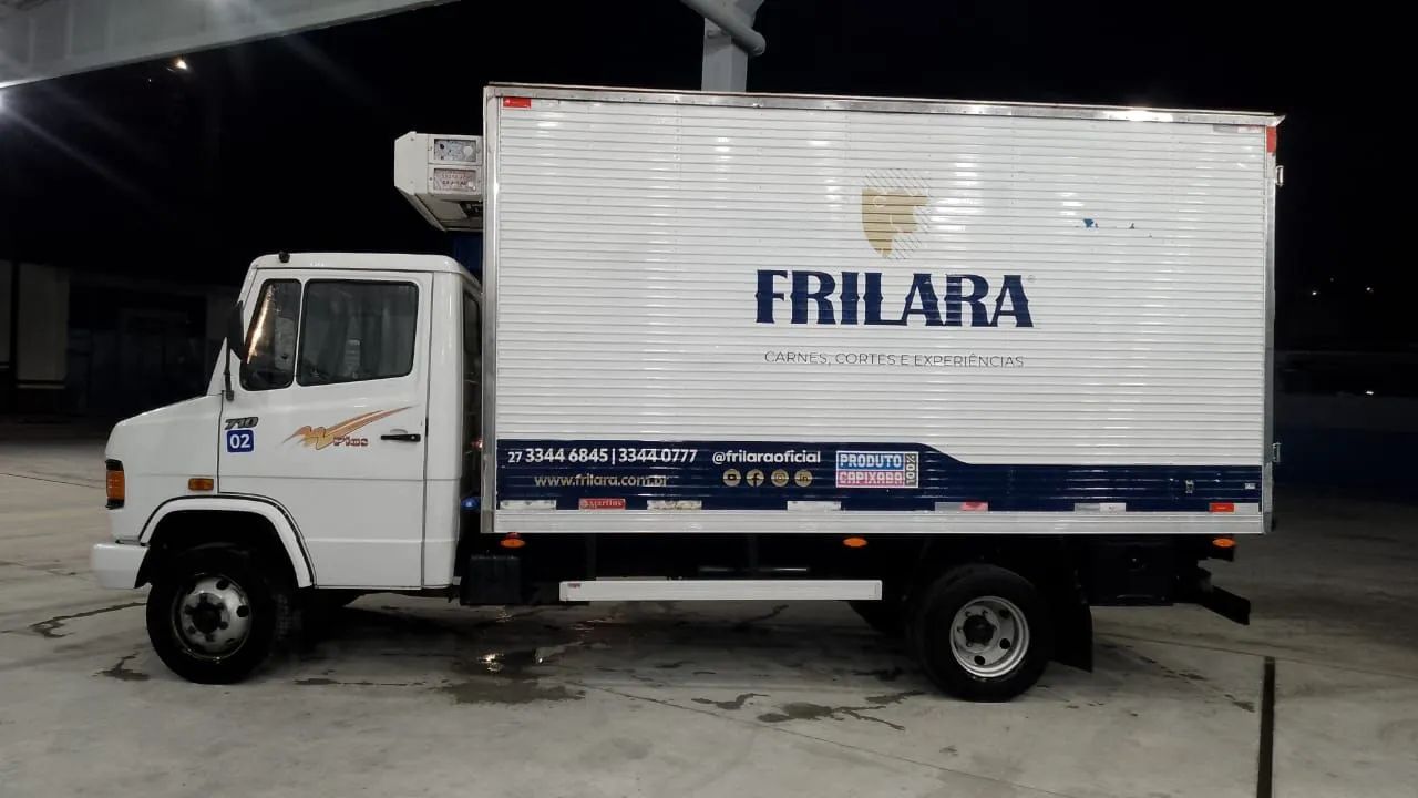 MB 710 plus com baú frigorífico  - Foto 3