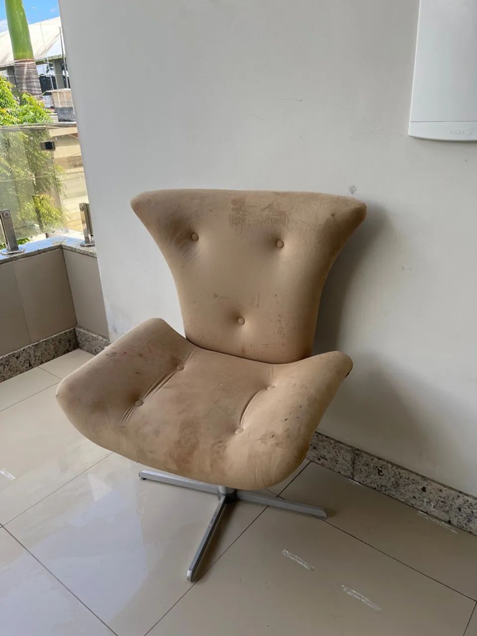 Par de Poltronas Decorativas Bege com Base Metálica - Usadas - Foto 5