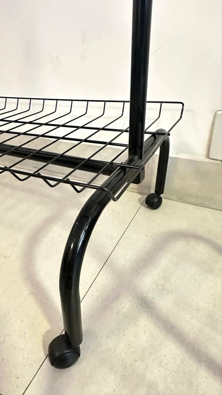 Vendo 2 Araras de Roupa novas  - Foto 4
