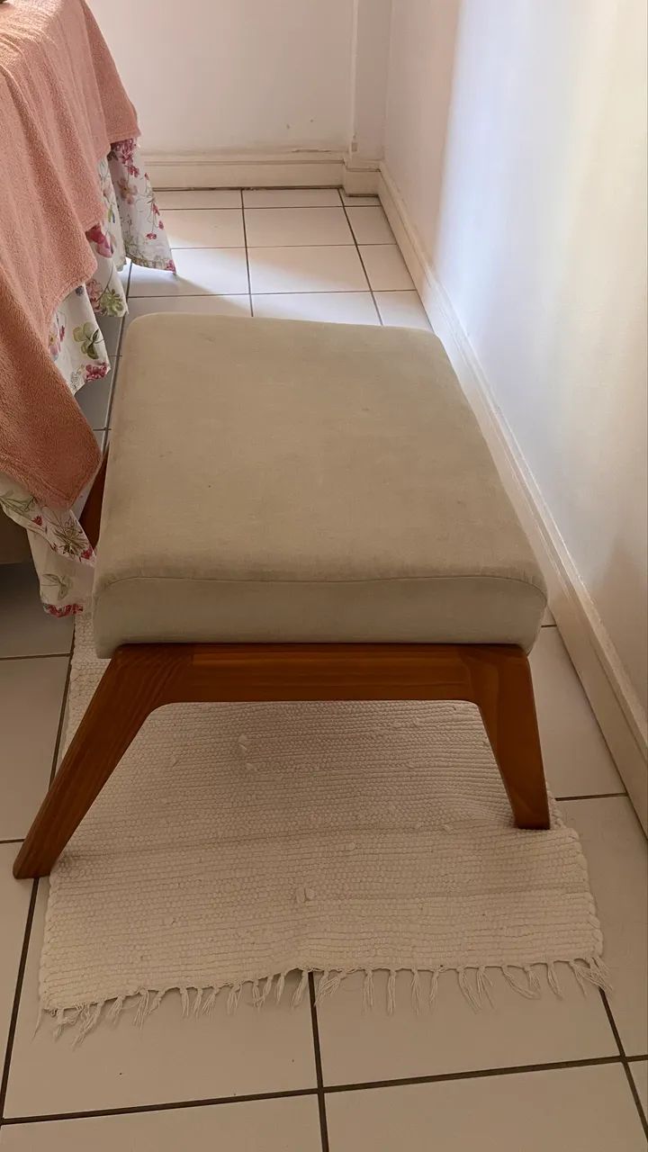 Banco de madeira com assento estofado - descanso para os pés - Foto 2