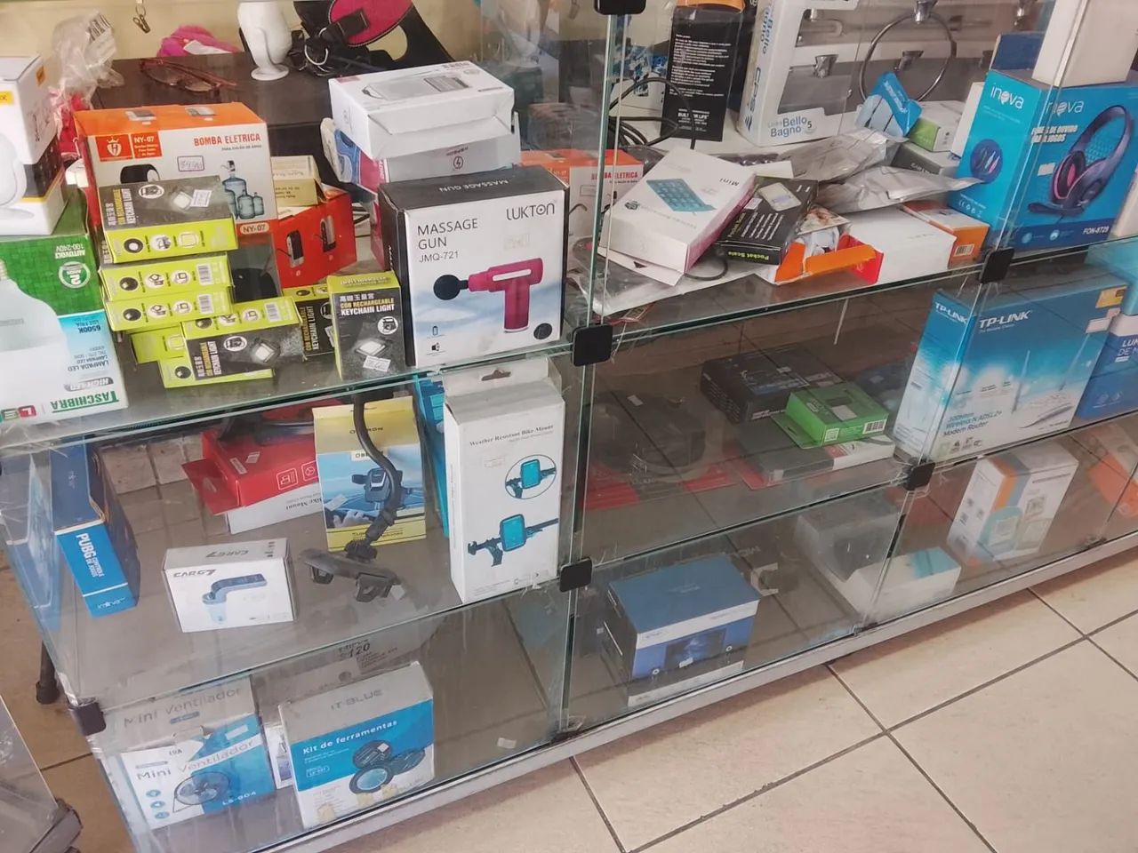 Balcão de vidro com base de alumínio e rodinhas