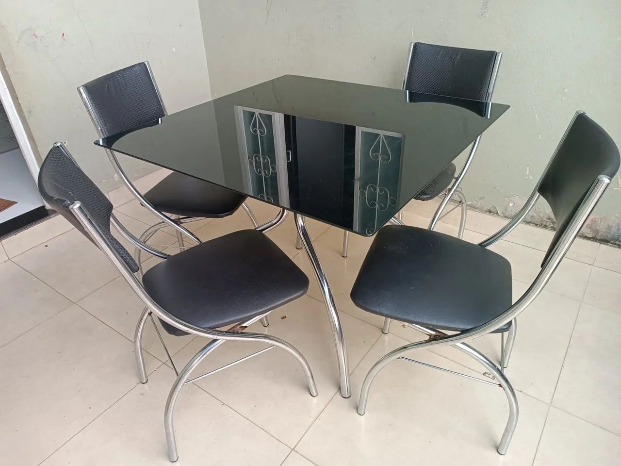 Mesa com 4 cadeiras