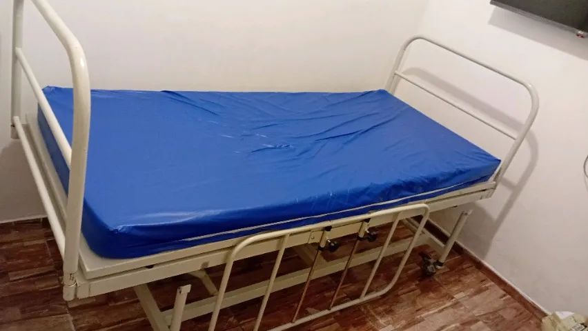 Cama hospitalar 3 movimentos  + 2 colchões  - Foto 2